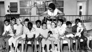 Josephine met haar 12 kinderen_1964