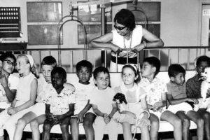Josephine met haar 12 kinderen in 1964